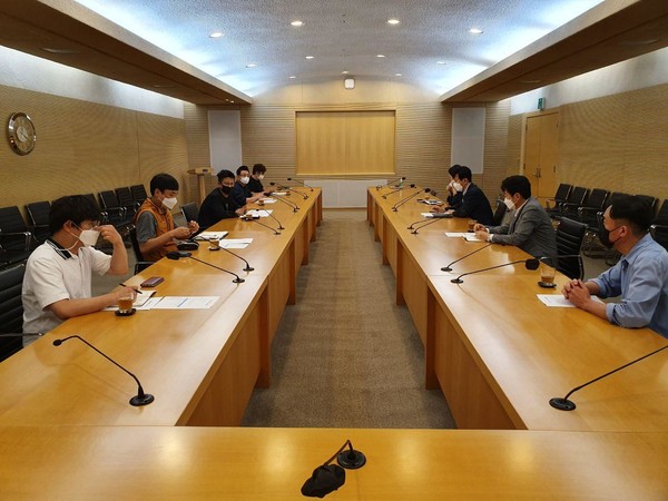 '붐붐파워' 재방송 송출 논란과 관련한 방송편성위원회가 지난 15일 열렸다. 편성 책임자 측에서는 박정훈 사장과 정태익 라디오센터장, 이윤경 라디오1CP, 김영우 라디오 편성기획팀장이 참석했으며, 실무자 측에서는 윤창현 전국언론노조 SBS 본부장, 김학현 SBS 본부 사무처장, 이경원 SBS 본부 공방위원장, 남중권 PD, 윤의준 PD, 박형주 PD가 참석했다.