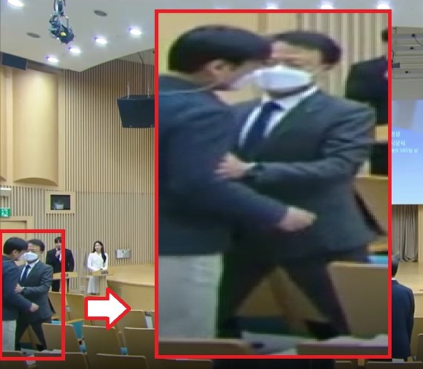 이동희 경영본부장이 윤창현 본부장의 착석을 방해하는 모습.