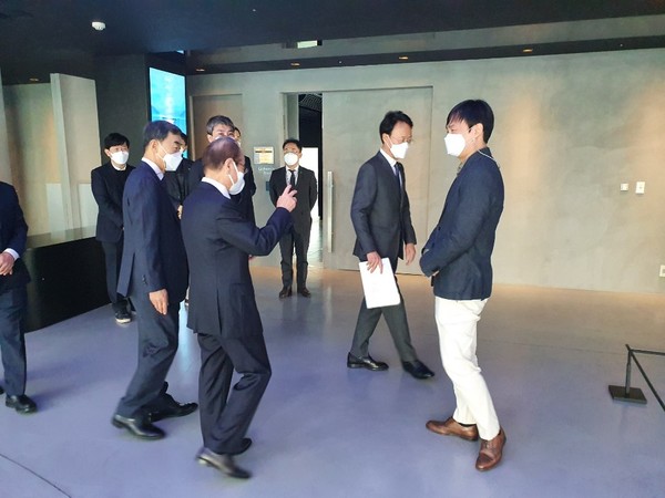 기념식이 끝난 직후, 13층 대강당 밖에서 윤창현 본부장(사진 오른쪽)이 윤세영 명예회장(왼쪽)과 대화를 나누고 있다.