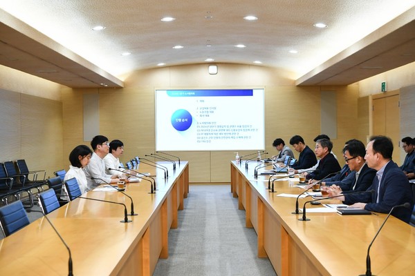 지난달 30일, SBS 2분기 노사협의회가 열렸다. 노동조합 쪽에선 조기호 본부장, 유혜승 사무처장, 고정현 공정방송위원장이 참석했고, 사측에서는 방문신 사장, 양윤석 정책실장, 민인식 경영본부장, 박기홍 제작본부장, 백정렬 편성실장, 조정 보도본부장 등이 참석했다.