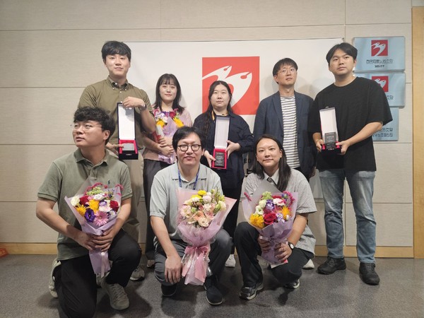 왼쪽 위부터 시계 방향으로 손기준 장선호(대리수상) 신해 권지윤 이동원 고혜린 장경주(대리수상) 김민준