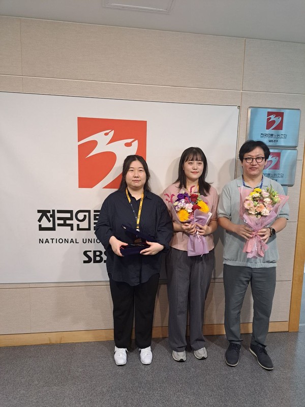 왼쪽부터 신해 장선호 장경주. 프로그램 제작 일정 상 시상식에 참석하지 못한 문치영PD를 대신해 장선호 작가님과 장경주 팀장님이 참석해주셨습니다. 