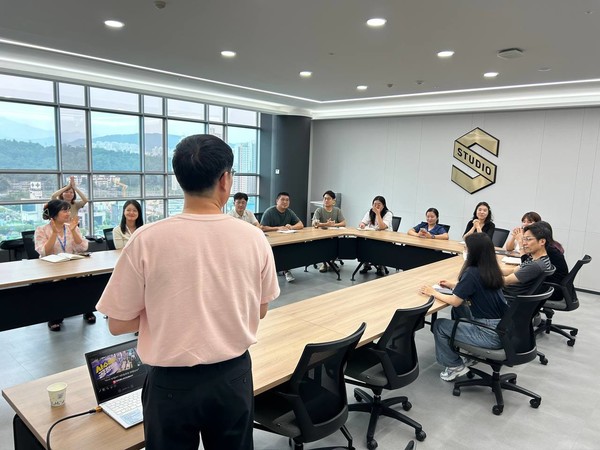 8월26일 상암동 프리즘타워에서 콘텐츠허브 출신 직원을 상대로 간담회를 개최했다.