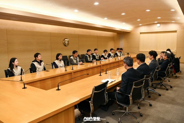 지난 13일, 2024년 임금협상 시작을 위한 노사 상견례가 목동 사옥 20층에서 진행됐다. 노측에선 전국언론노동조합 윤창현 위원장, 김한별 조직쟁의부국장이 참석했다. 또 전국언론노동조합 SBS본부 소속으로 조기호 본부장과 홍종수 수석부본부장, 박미연 스튜디오프리즘 지부장, 이단 스튜디오S 비대위원장, 이영창 사무처장, 고정현 공정방송실천위원장, 김기태 총무국장, 김승아 조직국장이 자리했다. 사측에선 방문신 SBS 사장과, 최태환 편성사업본부장, 박상욱 제작본부장, 김동호 경영본부장, 김재준 SBS A&T 사장 직무대행, 홍성창 스튜디오S 드라마부문 대표, 최영인 스튜디오프리즘 예능부문 대표 등이 참석했다.