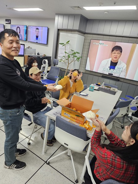 지난 9일 호빵 기계를 대여한 영상디자인팀에서 조촐한 호빵 파티가 열렸습니다.