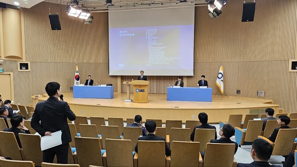 지난달 28일 SBS 정기주주총회에서 소액주주의 위임을 받은 언론노조 SBS본부 조기호 본부장이 방문신 SBS 사장을 상대로 발언을 하고 있다.