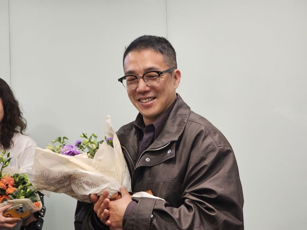 조용재 신임 스튜디오프리즘지부장이 지난 9일 노동조합 사무실에서 당선 결과를 확인하고 기뻐하고 있다.