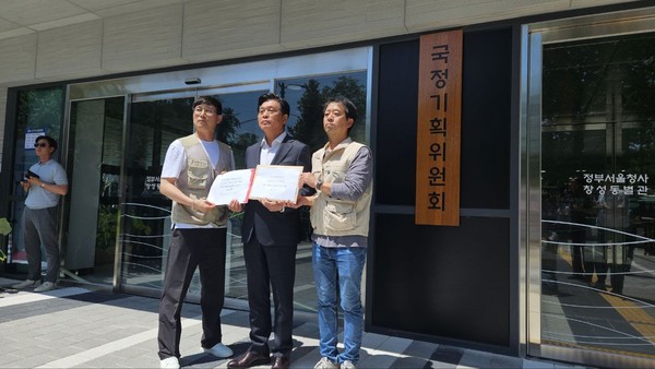 왼쪽부터 김성관 언론노조 EBS지부장, 국정기획위원회에서 국민주권위원장을 맡고 있는 조승래 민주당 의원, 조기호 언론노조 SBS본부장