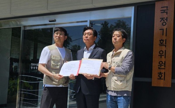 지난 10일, SBS본부와 민방노협 지부장들이 국정기획위원회 앞에서 기자회견을 연 뒤 임명동의제 확대를 요구하는 호소문을 조승래 국정위 대변인에게 전달했다.