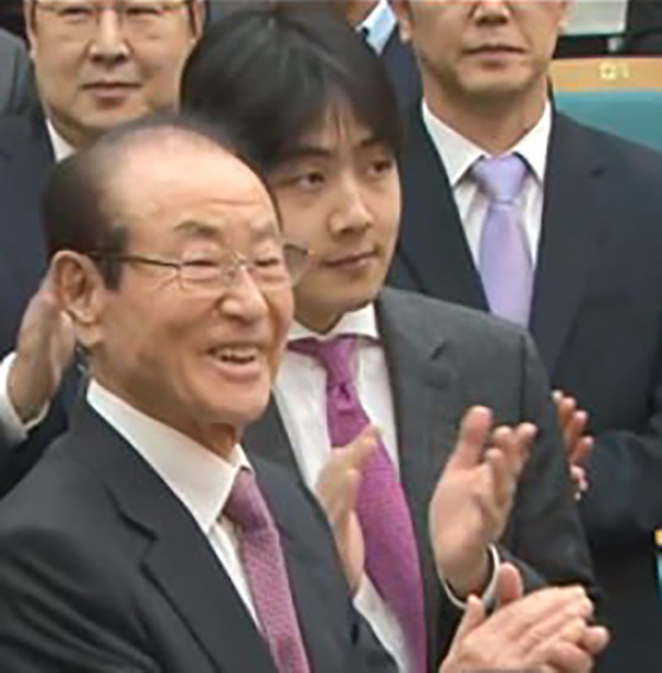 윤세영 창업회장(왼쪽)과 함께 김형민 TY홀딩스 전무(오른쪽)가 지난해 11월 SBS 창사 34주년 기념식에 참석했다.