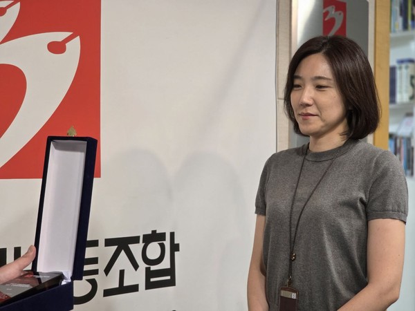 최다은 PD가 성평등언론실천상을 수상하고 있다.