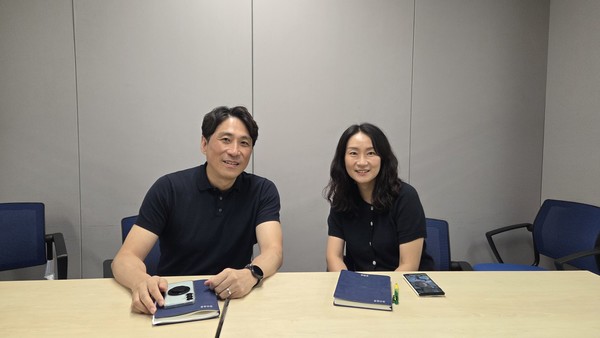 뉴스토리를 제작 중인 김광현 기자와 채신이 작가