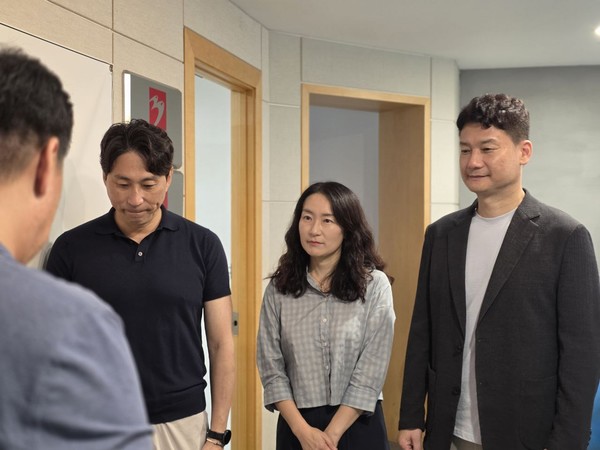 김광현 채신이 김흥기 제작진이 성평등언론실천상을 수상하고 있다.